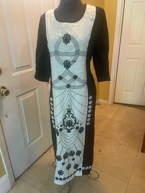 Donnavinci Black and White Embroidered linen Dress